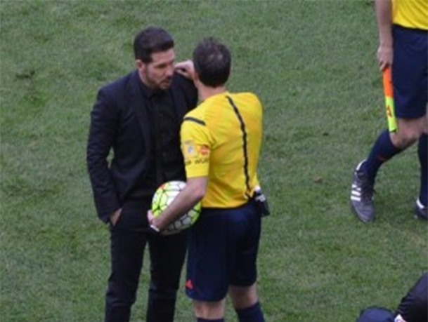 HLV Diego Simeone nhận thẻ đỏ vì diễn chiêu bẩn đến khó tin - Ảnh 2.