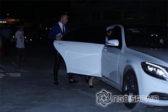 Trấn Thành ân cần đưa Hari Won ra xe 9