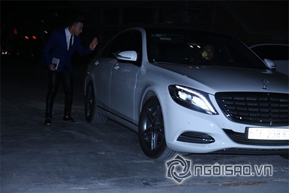 Trấn Thành ân cần đưa Hari Won ra xe 10