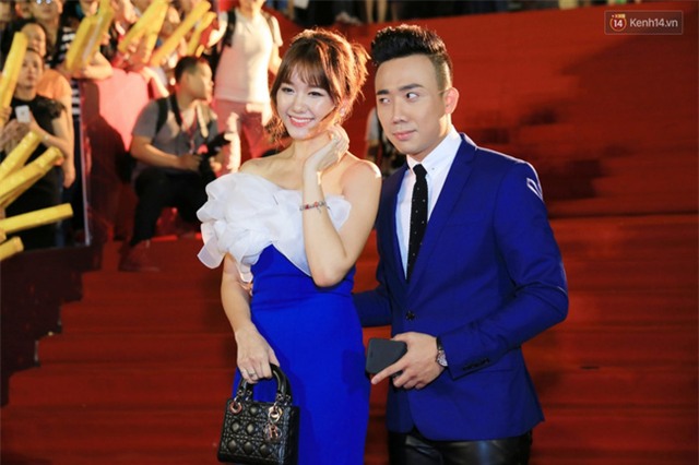 Trấn Thành - Hari Won hạnh phúc sánh đôi, Phạm Hương - Chi Pu lộng lẫy trên thảm đỏ - Ảnh 2.