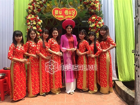Lê Thị Phương diện áo dài nền nã trong lễ hỏi cưới 6