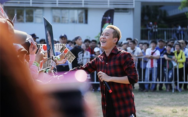 Hang ngan khan gia muon xe rao de gap Son Tung M-TP hinh anh 13