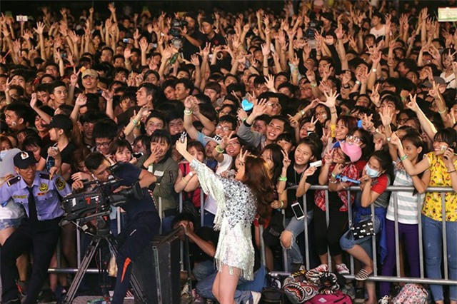 Hang ngan khan gia muon xe rao de gap Son Tung M-TP hinh anh 4