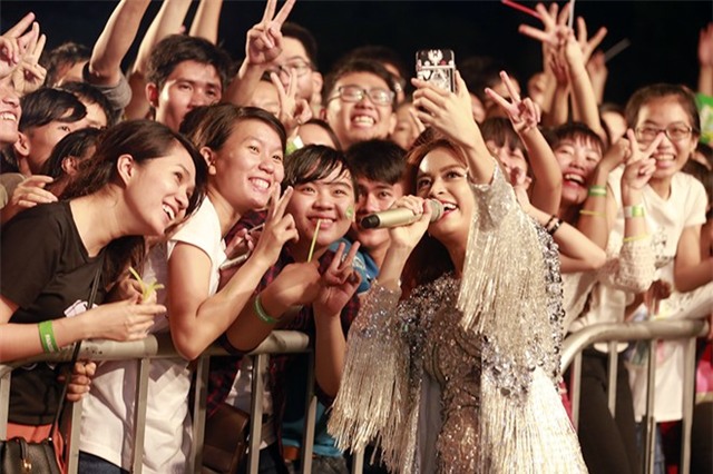 Hang ngan khan gia muon xe rao de gap Son Tung M-TP hinh anh 5