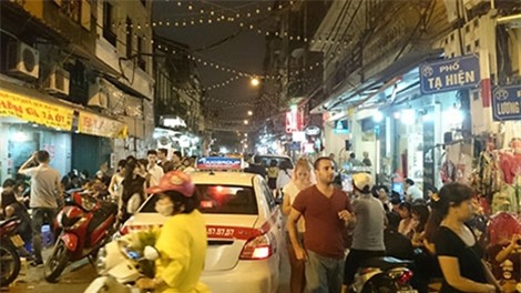 Vụ ẩu đả giữa hai nhóm khách Tây xảy ra đêm 15-4-2016…