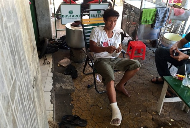 2 nguoi di oto danh gay tay thanh nien sau khi dung xe hinh anh 1