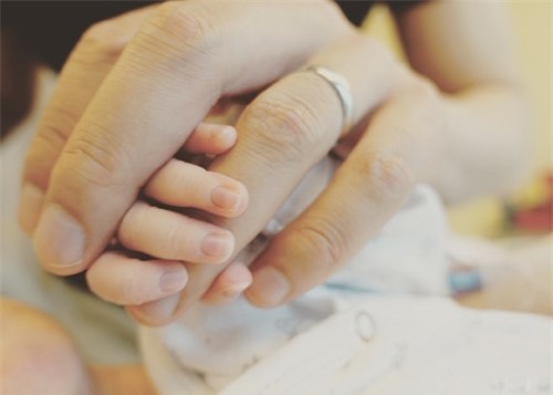 Hoa hậu Thế giới 2007 Trương Tử Lâm lần đầu khoe ảnh con gái - Ảnh 2.