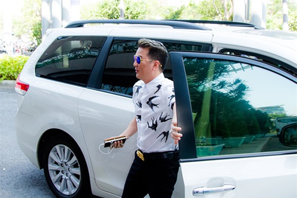 Đàm Vĩnh Hưng gây chú ý với nhẫn kim cương cực khủng 0
