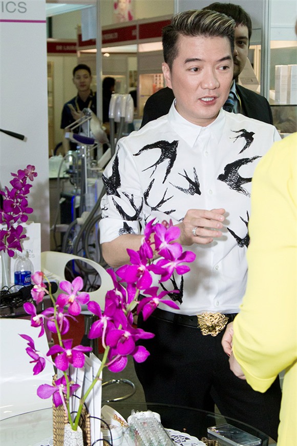 Đàm Vĩnh Hưng gây chú ý với nhẫn kim cương cực khủng 2