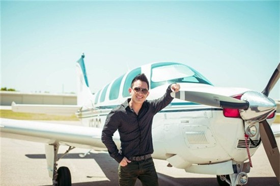 Những hình ảnh sang chảnh của Võ Lê Thành Vinh khi thường xuyên di chuyển bằng máy bay.