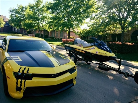 Anh chàng còn khiến bạn bè trầm trồ vì chiếc xe hơi đắt tiền của mình.