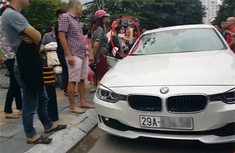 Bố dùng búa đập vỡ kính xe BMV để giải cứu con gái - Ảnh 1.