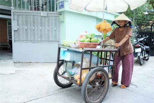 me 81 tuoi day hang rong, ngu ngoai duong lo tien chay than cho con - 1