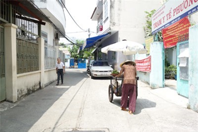 me 81 tuoi day hang rong, ngu ngoai duong lo tien chay than cho con - 2