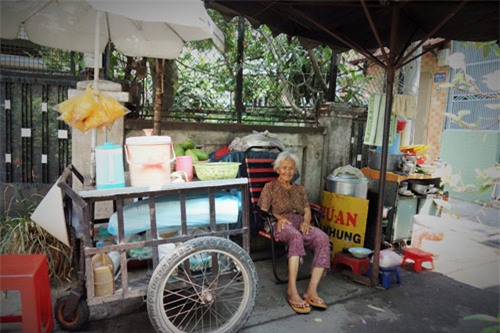 me 81 tuoi day hang rong, ngu ngoai duong lo tien chay than cho con - 3