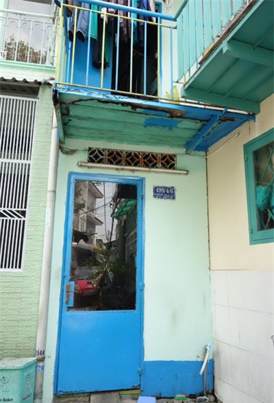 me 81 tuoi day hang rong, ngu ngoai duong lo tien chay than cho con - 4