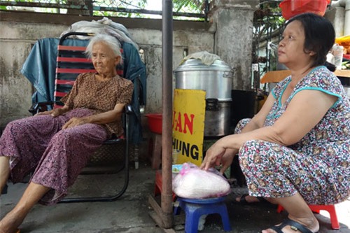 me 81 tuoi day hang rong, ngu ngoai duong lo tien chay than cho con - 6