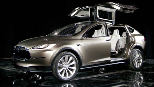 Model X là mẫu SUV đầu tiên của Tesla, vận hành hoàn toàn bằng điện (Ảnh: Bloomberg)