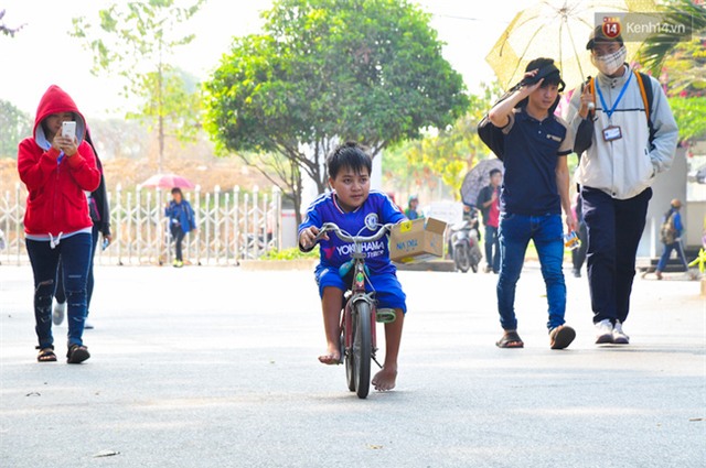 Chàng sinh viên Sài Gòn cao 80cm, suốt 22 năm đi chân đất đến trường - Ảnh 1.