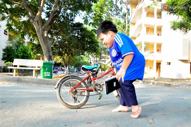Chàng sinh viên Sài Gòn cao 80cm, suốt 22 năm đi chân đất đến trường - Ảnh 4.