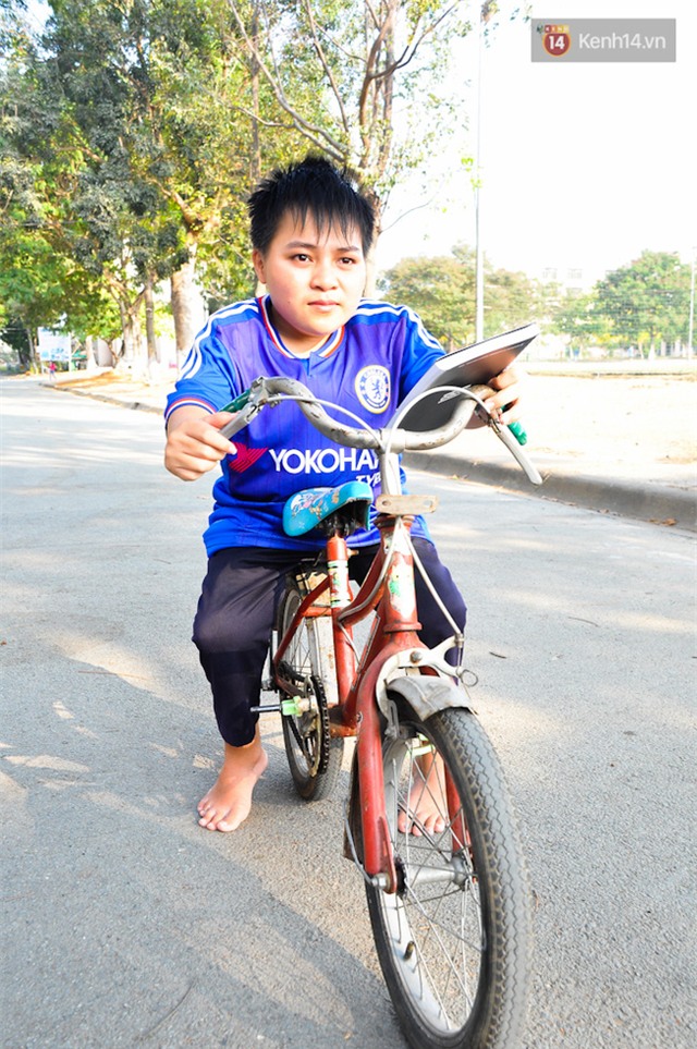Chàng sinh viên Sài Gòn cao 80cm, suốt 22 năm đi chân đất đến trường - Ảnh 6.