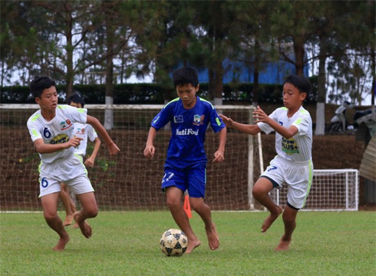 Quốc Cường (giữa) trong buổi đấu tập tại học viện. Ảnh: Minh Ngọc