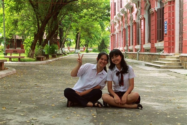 Nữ học sinh trường Quốc hội Huế (phải) giành học bổng toàn phần trường UWC và có 2 năm du học tại Armenia trước khi thực hiện “giấc mơ Mỹ”.