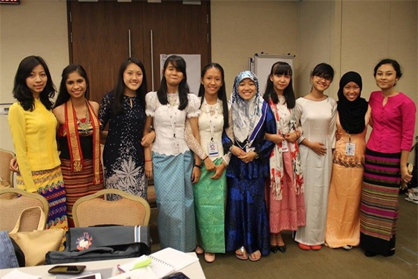 Cô gái Việt tại Trại hè lãnh đạo trẻ Đông Nam Á (thứ 3 từ phải sang).