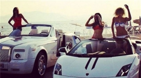 Những tiểu thư bên siêu xe.