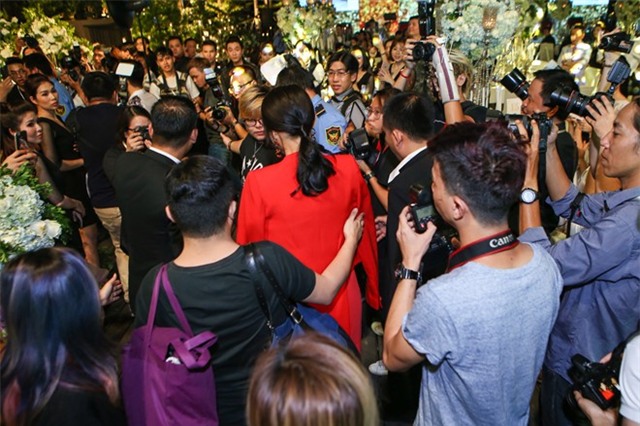 Ho Hanh Nhi duoc ong xa thap tung du tiec o Sai Gon hinh anh 2