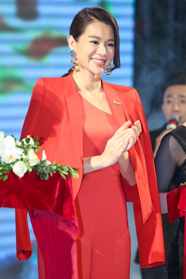 Ho Hanh Nhi duoc ong xa thap tung du tiec o Sai Gon hinh anh 8