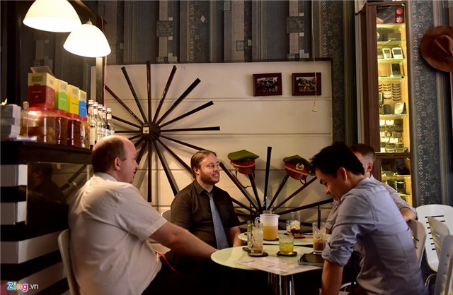 Vo chong dien vien Nguyen Hoang mo quan ca phe muu sinh hinh anh 3