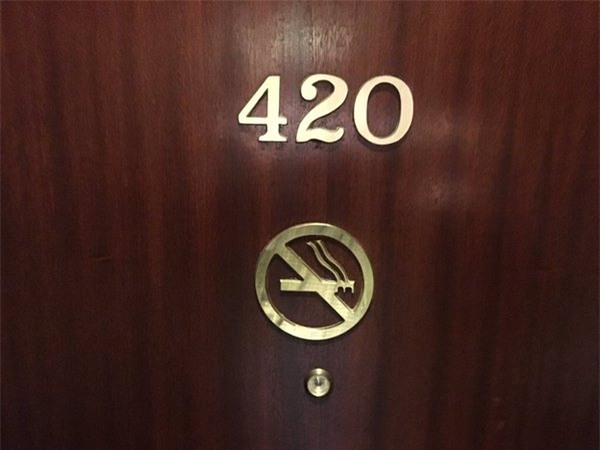 Hoặc có để số phòng 420 nhưng khách sạn cũng phải để luôn biển Đây là phòng cấm hút thuốc.