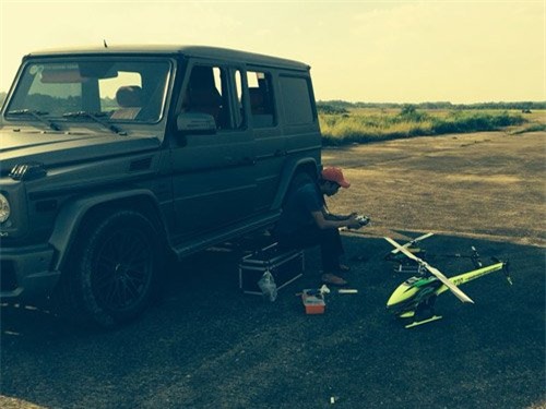 Ngoài siêu xe, chồng cũ của Hà Hồ còn có sở thích chơi mô hình máy bay trực thăng.