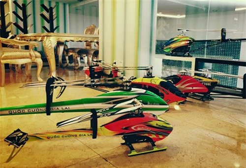  Tuy trực thăng mô hình là một thú chơi tốn kém nhưng Quốc Cường có hẳn một bộ sưu tập đủ loại, đủ màu máy bay mô hình. 
