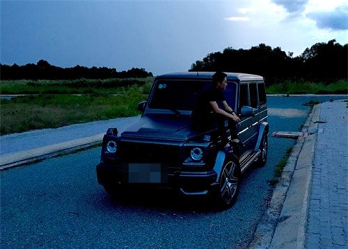 Chiếc Mercedes - Benz G550 AMG với thiết kế hầm hố, mạnh mẽ là chiếc xe được Quốc Cường yêu nhất. Chiếc xe này tại Việt Nam có giá khoảng 110.000 USD (khoảng 2,4 tỷ đồng)