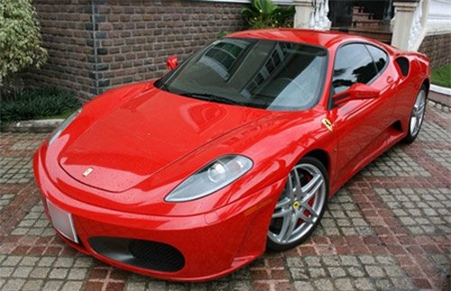  Chiếc xe này đều có giá khoảng 140.000 USD tại Mỹ khi ra mắt vào năm 2004 