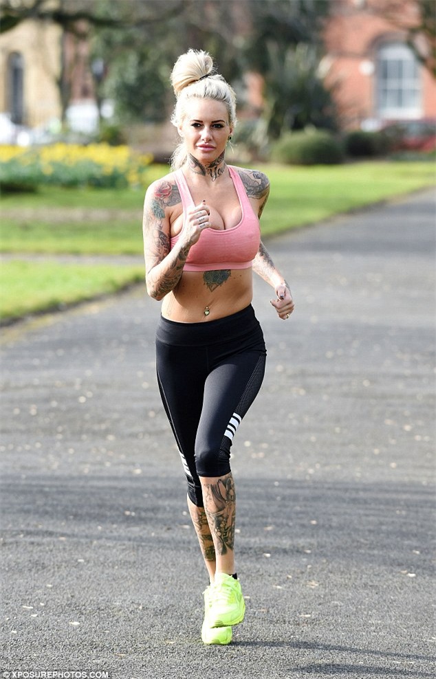 Jemma Lucy muốn nổi tiếng, và giờ cô nàng đang quá nổi tiếng.