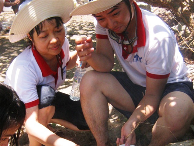 Cha mẹ có vai trò và tác động lớn nhất đến sự phát triển của một đứa trẻ (Trong ảnh: Phụ huynh cùng con tham gia một chương trình kỹ năng sống)