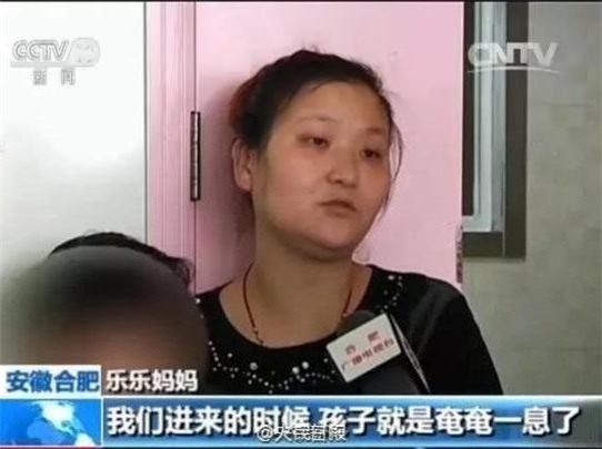 Bản thân mẹ của cậu bé vẫn chưa hết bàng hoàng khi nhớ lại tình trạng nguy kịch của con trai. (Ảnh: nguồn CNTV).