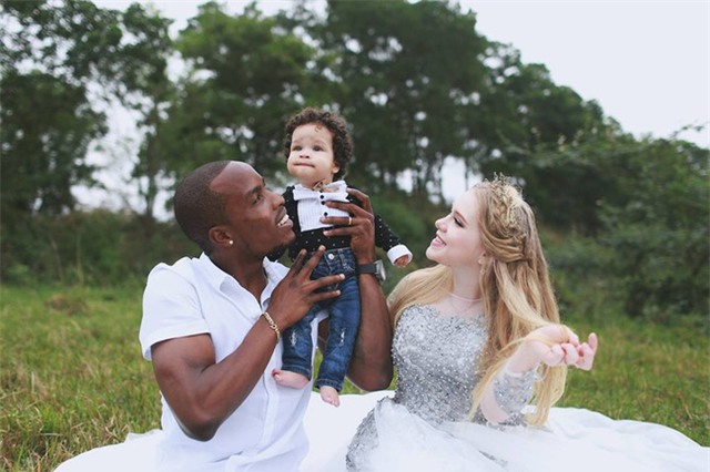 Vợ và con trai đẹp như thiên thần của ngoại binh Hải Phòng - Ảnh 7.