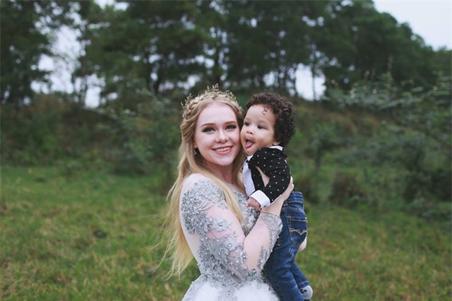 Vợ và con trai đẹp như thiên thần của ngoại binh Hải Phòng - Ảnh 8.