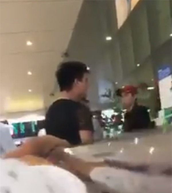 Nam thanh niên chửi tục và phun nước bọt vào nhân viên an ninh tại sân bay Tân Sơn Nhất - Ảnh 2.