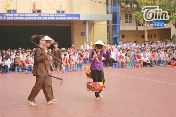 Học sinh Lomonosov học lịch sử với tên lửa nước