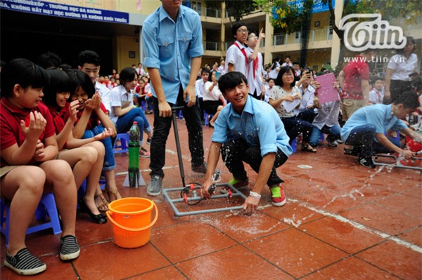 Học sinh Lomonosov học lịch sử với tên lửa nước
