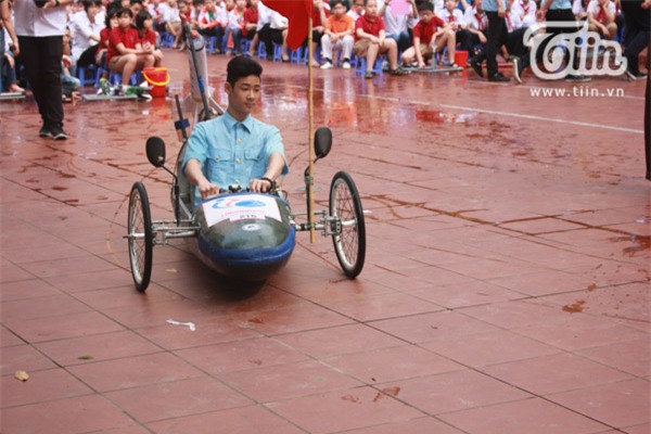 Học sinh Lomonosov học lịch sử với tên lửa nước