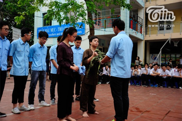 Học sinh Lomonosov học lịch sử với tên lửa nước