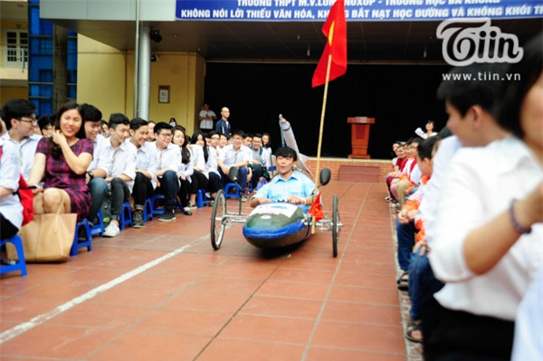 Học sinh Lomonosov học lịch sử với tên lửa nước