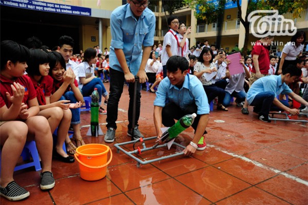 Học sinh Lomonosov học lịch sử với tên lửa nước