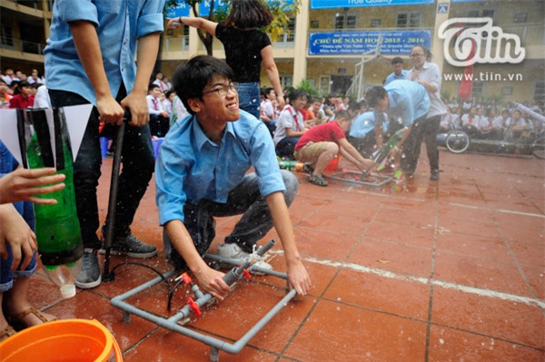 Học sinh Lomonosov học lịch sử với tên lửa nước